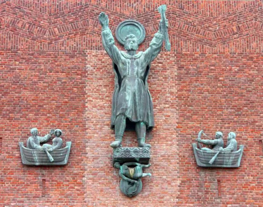 Statue av St. Hallvard på utsiden av Oslo rådhus