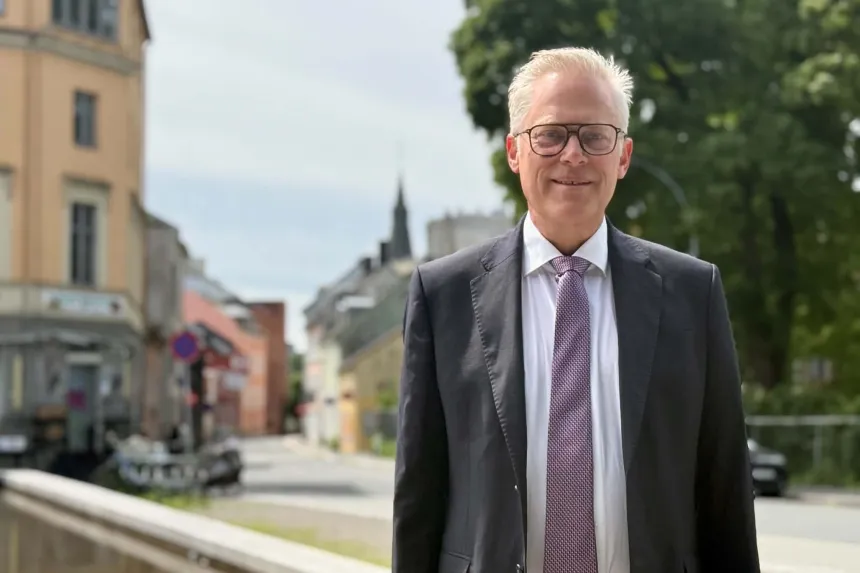 P. Øystein Lund smiler til kamera