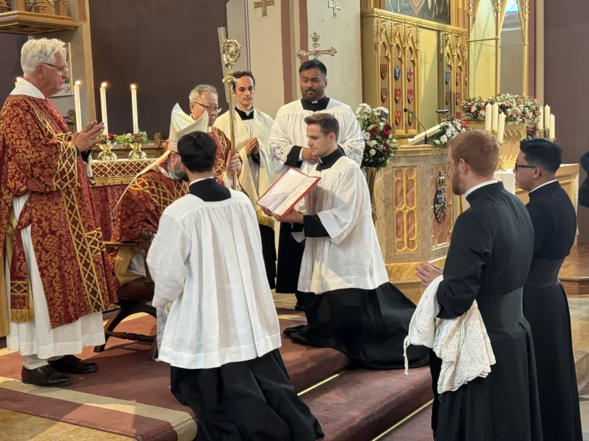 To prestestudenter mottar admissio av biskop Fredrik Hansen i St. Olav domkirke i Oslo