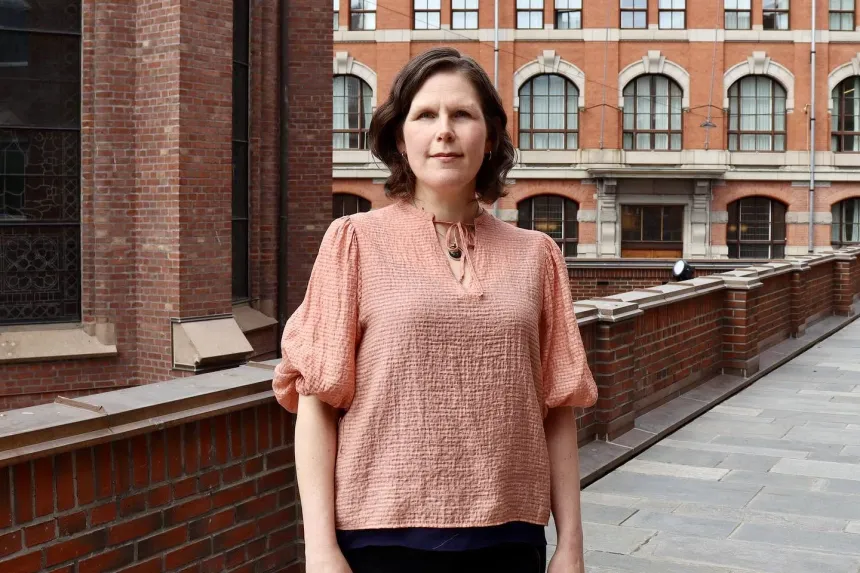 Terese Ranek på terrassen foran bispegården i Akersveien 5. 