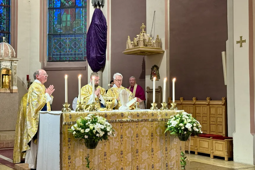 P. Oddvar Moi og diakon Sindre Jacob Bostad under messerfering i St. Olav domkirke, Oslo. 