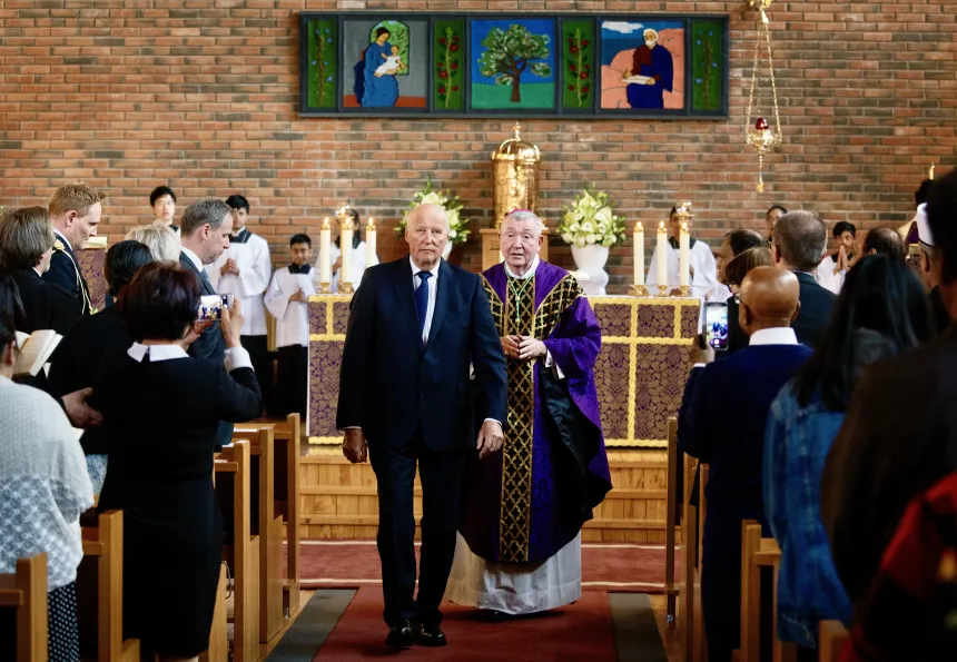 Kong Harald og biskop Bernt Eidsvig under rekviemmessen for ofrene etter terroranslaget på Sri Lanka i 2019. Messen ble feiret i St. Johannes kirke, Bredtvet.  