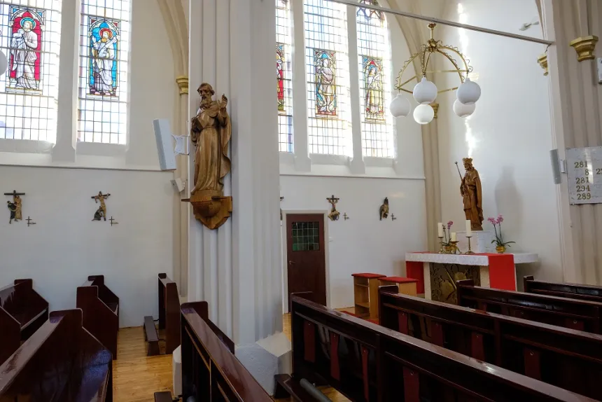 Innsiden av St. Peter kirke i Halden