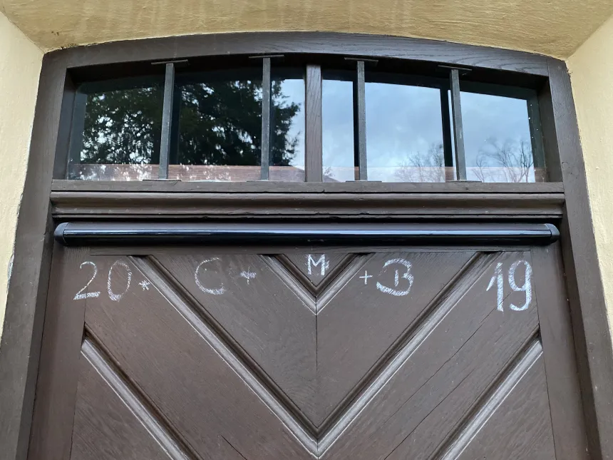 En ytterdør med tegnene 20+C+M+B+19 skrevet i kritt