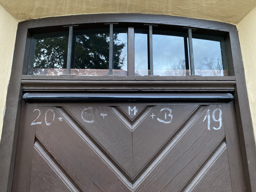 En ytterdør med tegnene 20+C+M+B+19 skrevet i kritt