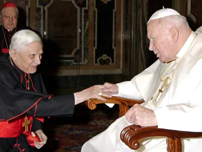 Kardinal Joseph Ratzinger hilser på pave Johannes Paul II
