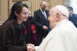 Sr. Raffaella Petrini hilser på pave Frans