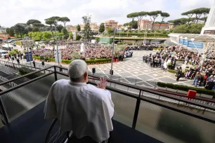 Paven viser seg offentlig etter fem uker på sykehus 