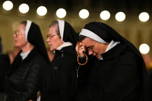 Tre ordenssøstre ber rosenkransen på Petersplassen