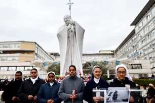 Nonner ber foran Johannes Paul II-statuen utenfor Gemelli-sykehuet