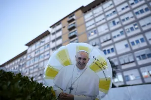 En ballong med et bilde av pave Frans utenfor Gemelli-sykehuset