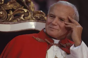 Pave Johannes Paul II holder hånden på hodet med et tankefullt uttrykk