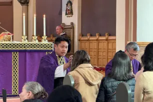 P. Tao tegner askekors i pannen på første person i en lang rekke i St. Olav domkirke i Oslo