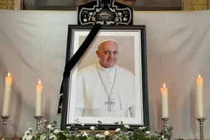 Bilde av pave Frans med sørgebånd på et sidealter i St. Olav domkirke