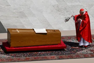 Kardinal Re insenserer pave Frans' kiste på Petersplassen under rekviemmessen lørdag 26. april 2025.