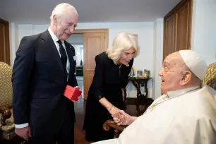 Pave Frans hilser på kong Charles III og dronning Camilla