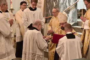 Biskop Fredrik beskikker tre akolytter i St. Jopseph kirke, Oslo. 
